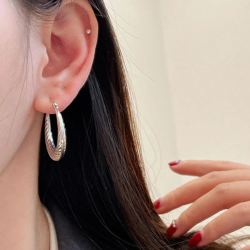 OVAL-SHAPED SILVER EARRINGS