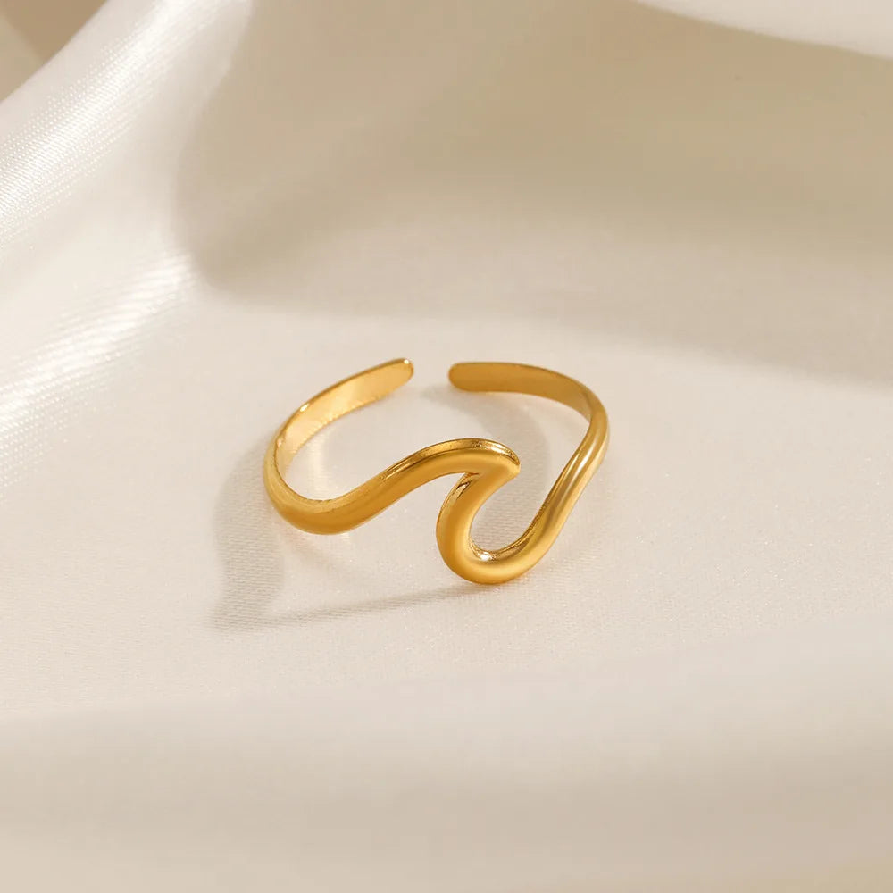 WAVY HEART RING