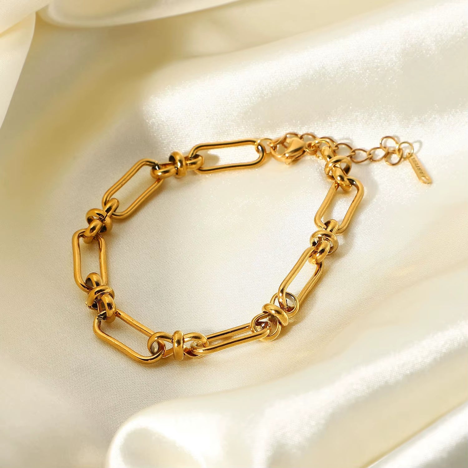 GOLD CHAIN BRACELET